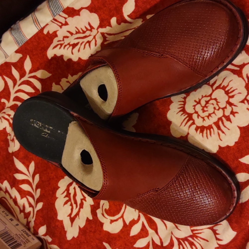 Clarks Women's Sz 8 M Patty Tanya Red Leather Slip-Ons. Gently used. Look new!